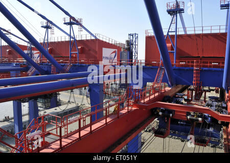 Basisteil der Kran zum entladen Schiffe in Port Pipavav in Gujarat in Indien Stockfoto