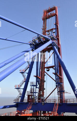 Teil der Kran zum entladen Schiffe in Port Pipavav in Gujarat in Indien Stockfoto