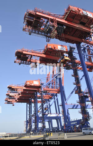 Gegengewicht von Kränen entladen Schiffe in Port Pipavav in Gujarat in Indien Stockfoto