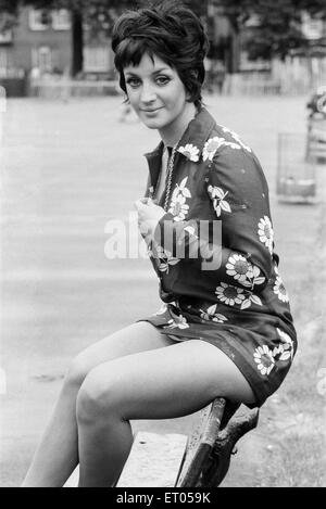 Yvonne Paul, Schauspielerin, Modell & Tänzer, im Alter von 22, 22. Juni 1969 abgebildet. Stockfoto