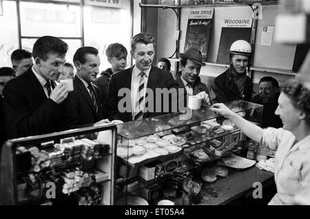 Leicester, die vergessene Stadt im FA-Cup-Finale.  Leicester City-Spieler bekommen eine Tasse Tee in einer lokalen Cafeteria umgeben von aufgeregt Bewohner der Stadt vor ihrem Auftritt im Jahr 1961 FA Cup-Finale im Wembley-Stadion. 27. April 1961. Stockfoto