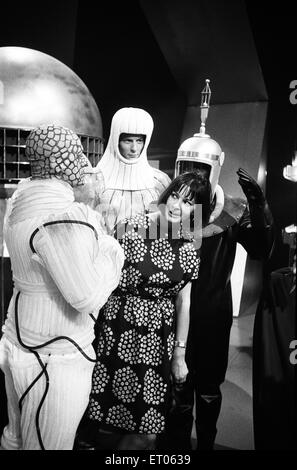 Verity Lambert am Set von Doctor Who, wo "die Bestien von UGH (Vereinigte galaktische zentrale) wurde gefilmt. Produzent Verity ist durch ihre eigenen Kreationen Angst. 6. August 1965. Stockfoto