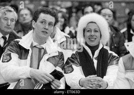 1984 Olympischen Winterspiele, 12. Februar 1984. Eiskunstlauf, vierte Runde Zetra Stadion, Sarajevo, Jugoslawien. Im Publikum, Prinzessin Anne, Uhren Jayne Torvill und Christopher Dean ihre Paso Doble-Routine durchführen. Stockfoto