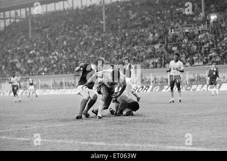 1974 World Cup erste Runde-Gruppe zwei match bei dem Westfalenstadion, Dortmund, Bundesrepublik Deutschland. Zaire 0 V Schottland 2. Denis Law verursacht Probleme für Zaire Torwart Kazadi Muamba. 14. Juni 1974. Stockfoto