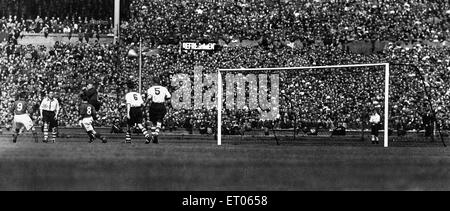 FA-Cup-Finale im Wembley-Stadion. Charlton Athletic 1 V Burnley 0. Charlton Torwart Sam Bartram verlässt sein Ziel, eine sichere während des Spiels zu machen. 26. April 1947. Stockfoto