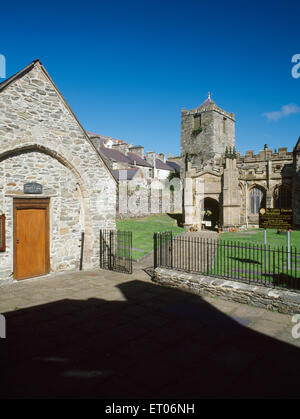 St. Cybi Kirche stützen Holyhead, Anglesey, stehen innerhalb der Mauern des C4th römische Marine gewährt in der C6th zu St. Cybi für ein Kloster. Stockfoto