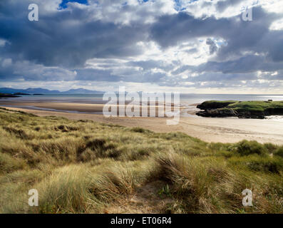 Auf der Suche nach SSW von Aberffraw Dünen, Anglesey, Traeth Mawr Beach mit Trwyn Du Landzunge quer durch die Mündung des Ffraw Stockfoto