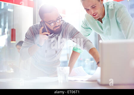 Kreative Geschäftsleute, die Überprüfung der Entwürfe Stockfoto