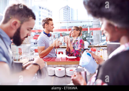 Paar sprechen und trinken Kaffee im café Stockfoto