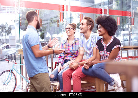 Freunde sprechen und hängen in café Stockfoto