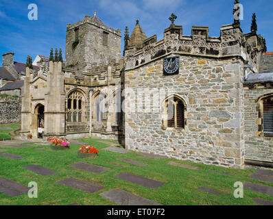 St. Cybi Kirche stützen Holyhead, Anglesey, stehen innerhalb der Mauern des C4th römische Marine gewährt in der C6th zu St. Cybi für ein Kloster. Stockfoto