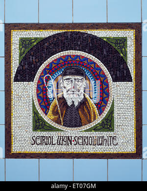 Mosaik von St Seiriol von Penmon, entworfen von Gary Drostle, am Eingang der Celtic Gateway Bridge, Holyhead, Anglesey Market Street. Stockfoto