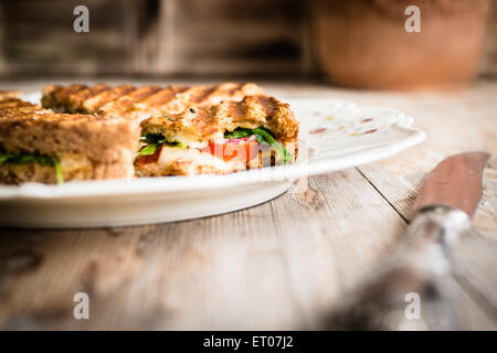 Vegetarische Brötchen mit Tomaten und Mozzarella auf rustikalen Holztisch. Selektiven Fokus. Stockfoto