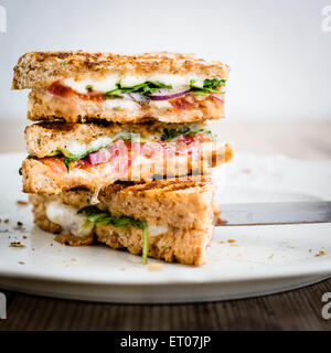 Vegetarische Brötchen mit Tomaten und Mozzarella auf rustikalen Holztisch. Selektiven Fokus. Stockfoto