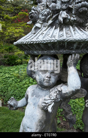 Detail eines Steines Cherub, Garteneigenschaft Cholmondeley Castle Gardens, Cheshire hautnah. Stockfoto