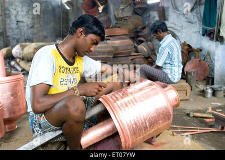 Vornahme von Kupfer Utensilien im Schiff verarbeitenden Industrie in Anupparpalayam Metall Stadt; Tirupur; Tamil Nadu; Indien Stockfoto