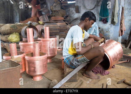 Vornahme von Kupfer Utensilien im Schiff verarbeitenden Industrie in Anupparpalayam Metall Stadt; Tirupur; Tamil Nadu; Indien Stockfoto