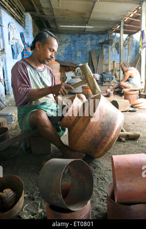 Vornahme von Kupfer Utensilien im Schiff verarbeitenden Industrie in Anupparpalayam Metall Stadt; Tirupur; Tamil Nadu; Indien Stockfoto