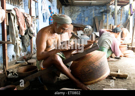 Vornahme von Kupfer Utensilien im Schiff verarbeitenden Industrie in Anupparpalayam Metall Stadt; Tirupur; Tamil Nadu; Indien Stockfoto