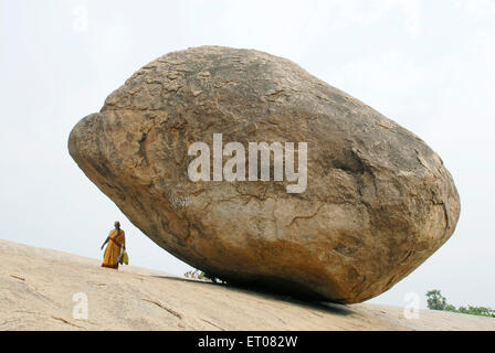 Der riesige Felsbrocken im Volksmund bekannt als Krishnas Butter Ball; Mahabalipuram; Tamil Nadu; Indien Stockfoto