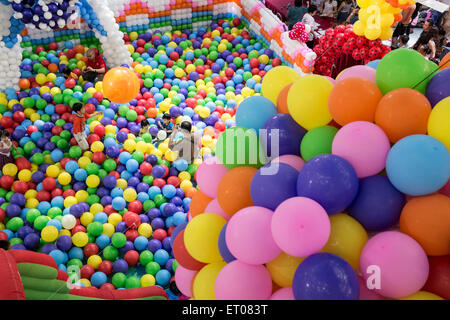 Kinder spielen in einem Bällebad in einem Einkaufszentrum in Penang, Malaysia Stockfoto