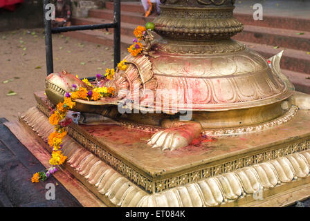 Schildkröte Flagge Mast Basis, Sree Kurumba Bhagavati Tempel, Kodungallur Devi Tempel, Hindu-Tempel, Kodungallur, Thrissur, Kerala, Indien, Asien Stockfoto