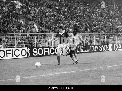 1974 World Cup erste Runde-Gruppe zwei match bei dem Westfalenstadion, Dortmund, Bundesrepublik Deutschland. Zaire 0 V Schottland 2. Sandy Jardine in einem Rennen um den Ball mit Mwanaza Nel Nokumbo. 14. Juni 1974. Stockfoto