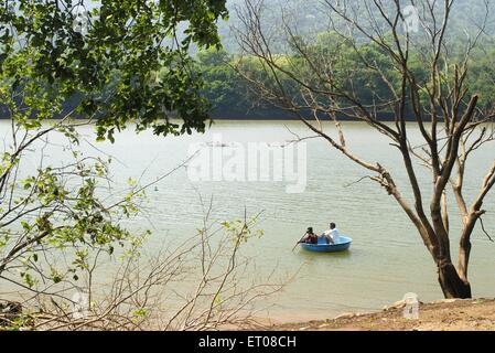 Bootfahren; Baralikkadu Eco touristischen Ort gelegen Karamadai Pilloor dam; Athikkadavu Angebot Western Ghats Coimbatore; Tamil Nadu Stockfoto