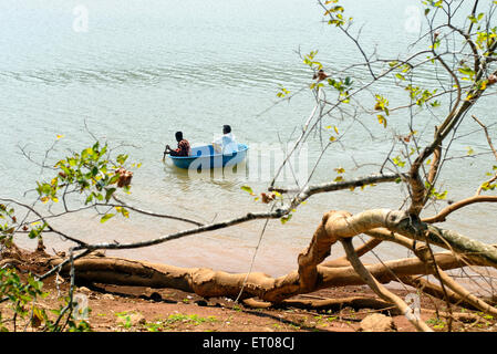 Bootfahren; Baralikkadu Eco touristischen Ort gelegen Karamadai Pilloor dam; Athikkadavu Angebot Western Ghats Coimbatore; Tamil Nadu Stockfoto