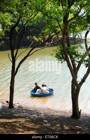 Bootfahren; Baralikkadu Eco touristischen Ort gelegen Karamadai Pilloor dam; Athikkadavu Angebot Western Ghats Coimbatore; Tamil Nadu Stockfoto