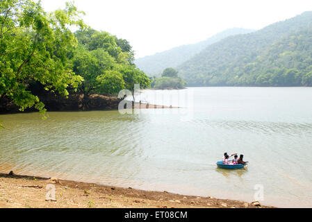 Bootfahren; Baralikkadu Eco touristischen Ort gelegen Karamadai Pilloor dam; Athikkadavu Angebot Western Ghats Coimbatore; Tamil Nadu Stockfoto