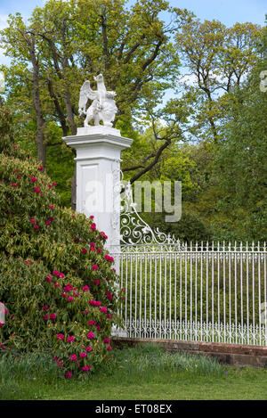 Weißer Bildschirm Tore Cholmondeley Castle Gardens in Cheshire. Stockfoto