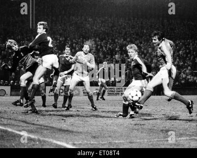 Wales V Island, Ergebnis 2: 1 nach Wales, FIFA World Cup Gruppe 7, Ort Ninian Park, Leckwith, Cardiff, Wales. Wales' Robbie James schießt nur das Island-Tor. 14. November 1984. Stockfoto