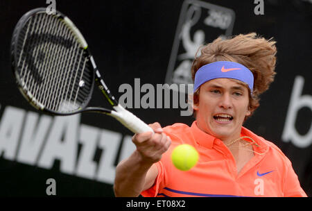 Stuttgart, Deutschland. 10. Juni 2015. Deutsche Spieler Alexander Zverev in Aktion den Boden der zweiten Runde gegen Viktor Troicki aus Serbien beim ATP Turnier in Stuttgart, Deutschland, 10. Juni 2015. Foto: MARIJAN MURAT/Dpa/Alamy Live News Stockfoto