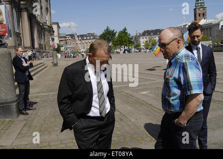 Kopenhagen, Dänemark. 10. Juni 2015. Oppositionsführer ehemaliger Ministerpräsident und Vorsitzender der dänischen Liberalen Partei Lars Løkke Rasmussen auf seiner Wahlkampagne trifft Wähler auf Christiansborg Squaretoday Credit: Francis Dean/Alamy Live News Stockfoto