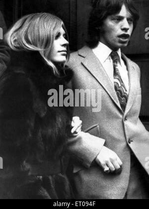 Marianne Faithfull und Mick Jagger auf ihrem Weg zum Gericht. 18. Dezember 1969. Stockfoto