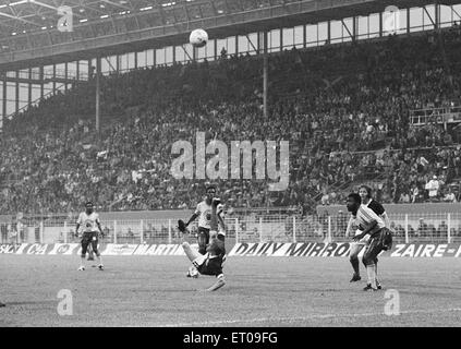 1974 World Cup erste Runde-Gruppe zwei match bei dem Westfalenstadion, Dortmund, Bundesrepublik Deutschland. Zaire 0 V Schottland 2. Denis Law führt zu Problemen im Strafraum Zaire. 14. Juni 1974. Stockfoto