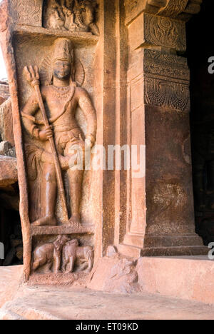 Guardian Basrelief in Höhle im späten 6. Jahrhundert gebaut; Badami; Karnataka; Indien Stockfoto