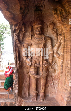 Acht bewaffneten Basrelief Vishnu in Höhle drei; Cave Tempel 6.Jahrhundert 578 AD; Badami; Karnataka; Indien Stockfoto