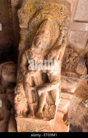 Kama und Rati Halterung Figur in Höhle drei; Badami; Karnataka; Indien Stockfoto
