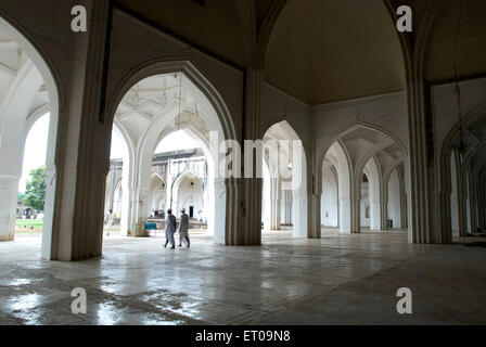 Die Arkaden Betsaal der Jamia Masjid von Ali Adil Shah im Jahre 1578 in Bijapur gebaut; Karnataka; Indien Stockfoto