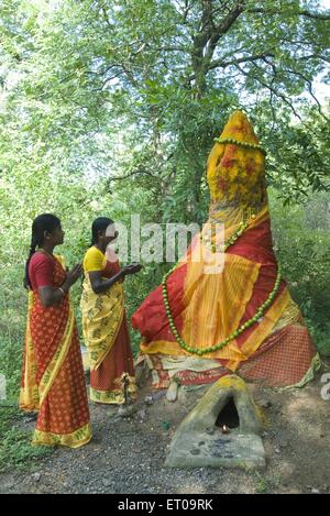 Frauen, die Schlange zu verehren; Putru oder weißen Ameise Hügel in der Nähe von Adoor; Tamil Nadu; Indien Stockfoto