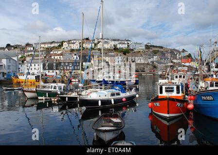 Cornish Hafen Szene, Mevagissey England Angelboote/Fischerboote und Yachten mit Reflexionen.  Häuser am Hang mit Blick auf. Stockfoto