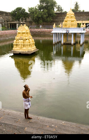 Priester, die täglichen Rituale am Varadaraja Perumal-Tempel in Kanchipuram durchführen; Tamil Nadu; Indien Stockfoto