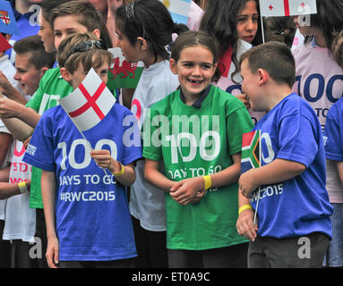 Twickenham, London, UK. 10. Juni 2015. Atmosphäre in Twickenham, 100 Tage bis zum Anpfiff, und startet den Webb Ellis Trophy Tour von England, Twickenham, UK Credit zu feiern: Jules Annan/Alamy Live News Stockfoto