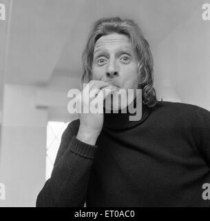 Denis Law, Manchester City Football-Spieler, an seinem 34. Geburtstag zu Hause mit der Familie, 24. Februar 1974 abgebildet. Stockfoto