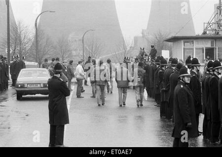 Miners Strike 1984-1985, abgebildet. Streikposten und Polizei an Lea Hall Zeche, Rugeley, Staffordshire, England, Montag, 26. März 1984. Arthur Scargill, Präsident von NUM, erklärte, dass Streiks in den verschiedenen Bereichen der Kohle wurden zu einem landesweiten Streik und Stockfoto