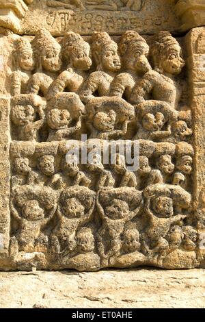 Reihen der Affe Armeen; Skulpturen in Papanatha Tempel Mukteswara; UNESCO-Weltkulturerbe; Pattadakal; Karnataka Stockfoto