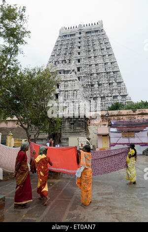 Frauen Trocknen Saris in der Nähe von North Tower der Arunachaleshwara Tempel, lord Shiva Chola Thiruvannamalai Stockfoto