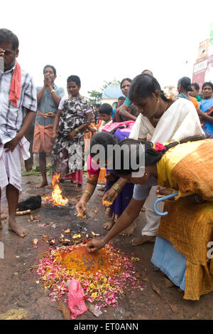 Anbetung in Arunachaleshwara Tempel Shiva Chola Periode 9. 13. Jahrhundert in Thiruvannamalai Herr Stockfoto